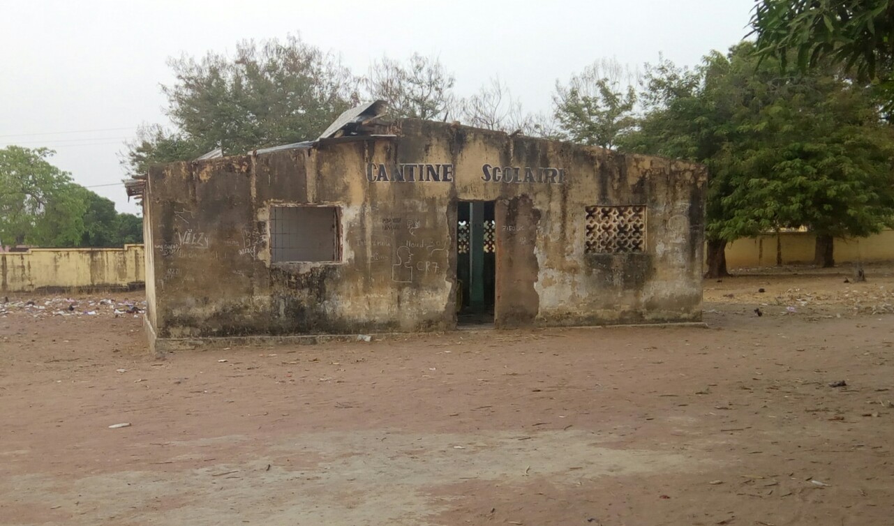 Cette image montre la précarité des infrastructures scolaires de la préfecture de Koundara. Cette cantine est le symbole du manque crucial