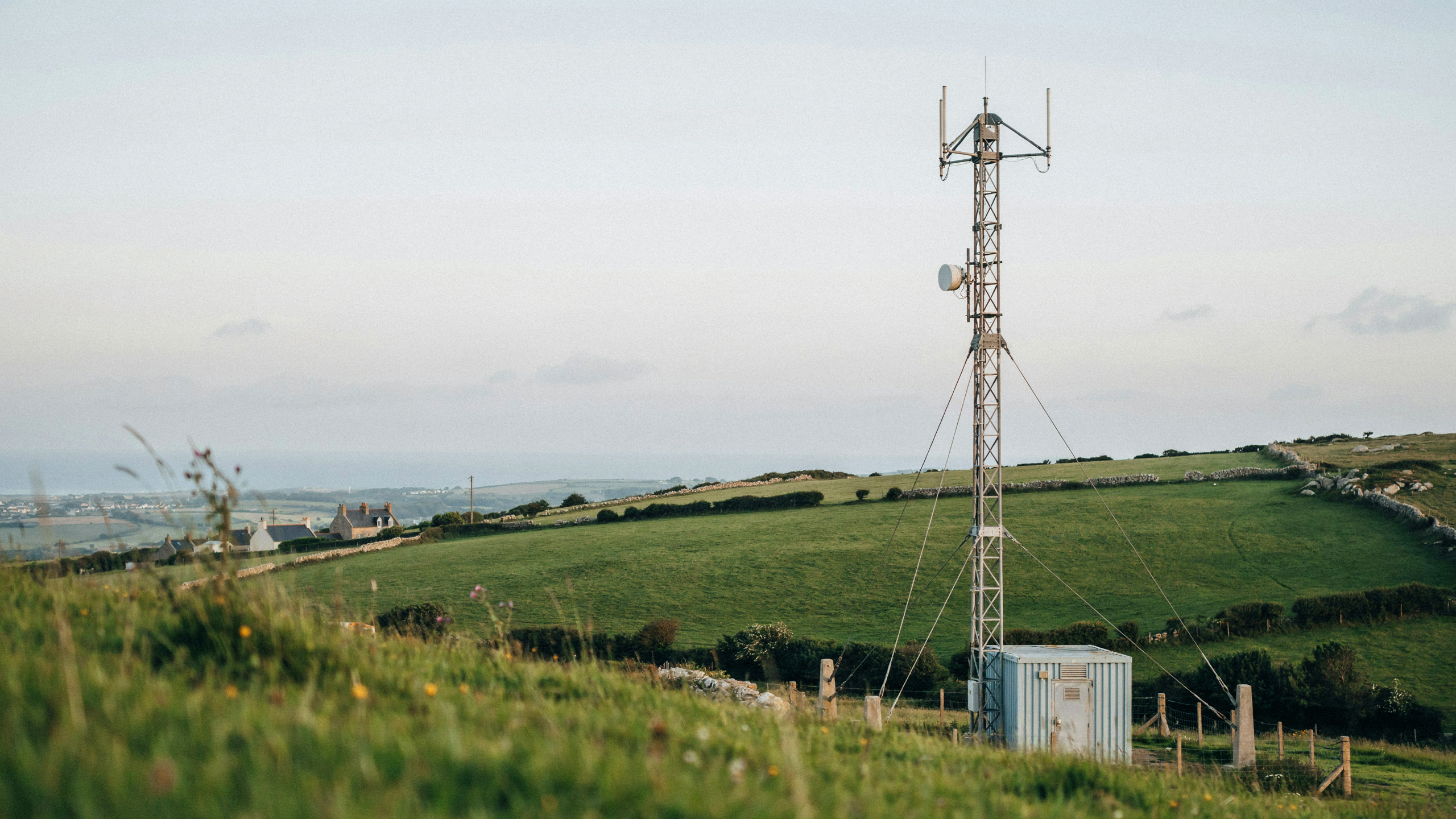 Illustration documentaire sur antenne relais réseau mobile paysage Bretagne