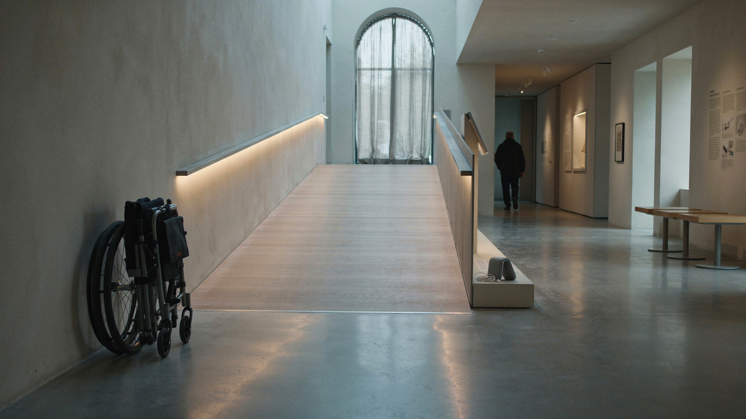Rampe, siège et audioguide réunis dans un espace de musée accessible