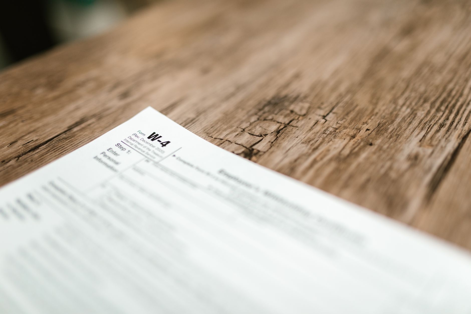 Illustration documentaire sur document d'assurance sur table dans un club de sport