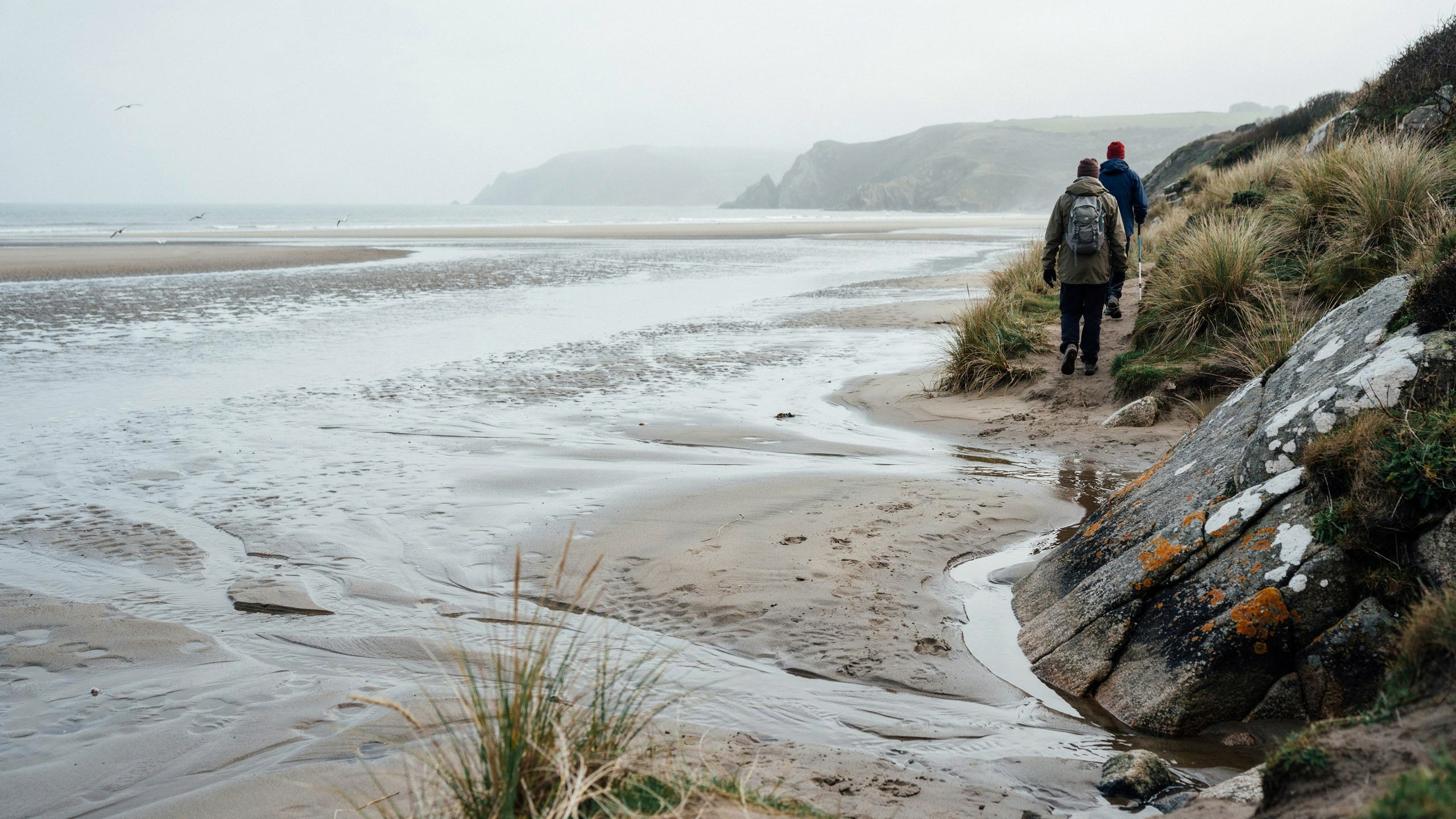 Illustration documentaire sur grande marée sur plage bretonne avec sentier côtier