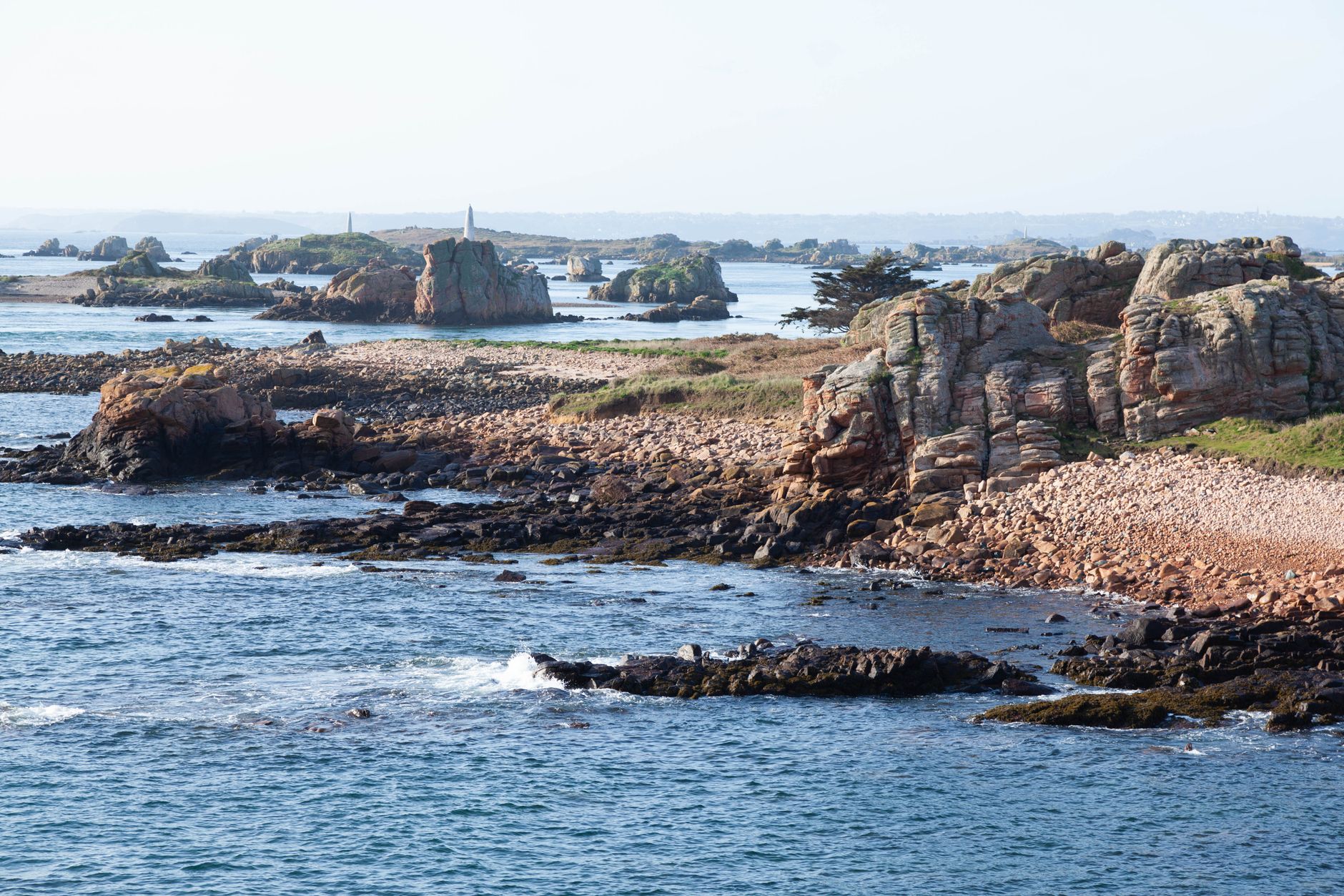 Côte rocheuse de granit rose bordée par la mer