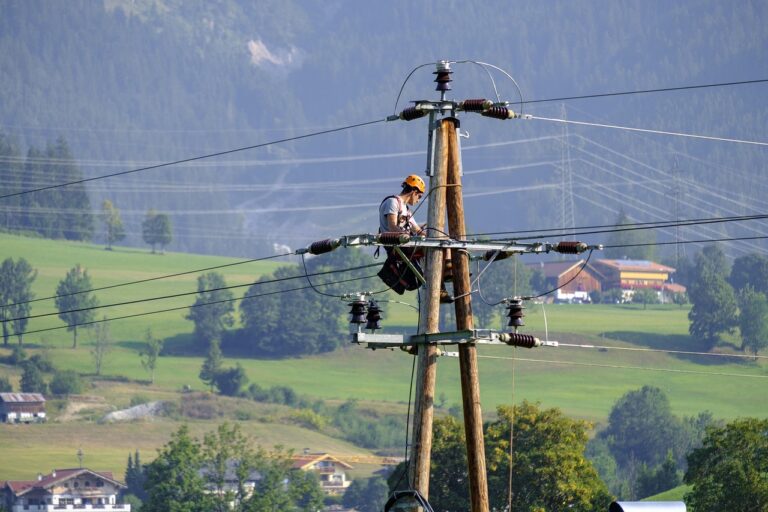 À Pluzunet, un autocar sans chauffeur détruit un poteau et prive le bourg d’électricité