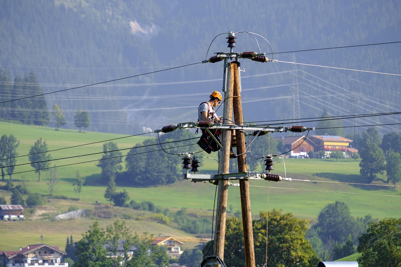 À Pluzunet, un autocar sans chauffeur détruit un poteau et prive le bourg d’électricité